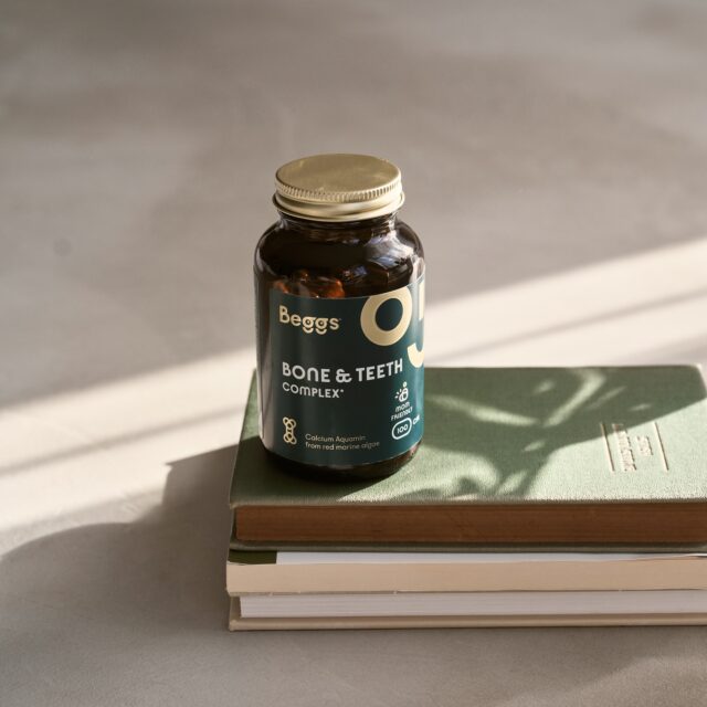 🦴 Dneškem končí Světový týden kostí a kloubů
Víte, že onemocnění pohybového aparátu patří v Česku mezi nejčastější důvody dlouhodobé pracovní neschopnosti? 😔
Bolesti kloubů, artritida nebo osteoporóza nejsou jen problémem seniorů – stále častěji trápí i mladší ročníky.
💛 Základem zdraví je prevence.
Dostatek pohybu, pestrá strava a pravidelný přísun vápníku, hořčíku a vitaminu D pomáhají udržet kosti a klouby v kondici.
💊 Beggs Bone & Teeth Complex
Prémiový doplněk stravy s Aquaminem – přírodním zdrojem vápníku a hořčíku z červených mořských řas.
Pro zdravé kosti 🦴, silné zuby 😁 a správnou činnost svalů 💪.
✨ 100% vegan, bez lepku a laktózy
✨ Vhodné pro děti od 3 let, těhotné i kojící
✨ Skvěle doplňuje Beggs Vitamin D3 + K2
💛 Dopřejte svým kostem a zubům tu nejlepší péči – protože silná základna znamená silné tělo.
#calcium #bonecare #teethcare #artroza #doplnekstravy #klouby #prevence 
Doplněk stravy.
Není určeno jako náhrada pestré stravy. Uchovávejte mimo dosah dětí.
Doporučené dávkování a způsob užití naleznete na obale.