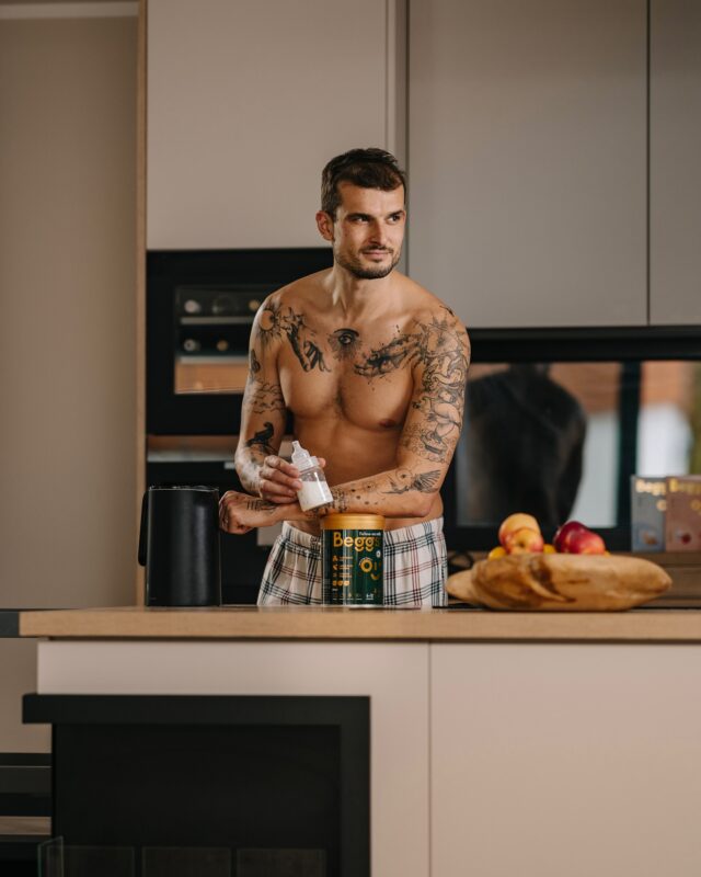 Hrdina beze zbraní, ale s lahví 🍼🥹
Ne každý hrdina nosí plášť. Někteří nosí „jen“ pyžamové kalhoty a připravují mlíčko. 

Maminky, máte doma také svého mléčného prince?🫅🏽

#beggs #zacneteted #mindfulparenting #rodina #rodicovstvi #vsimaverodicovstvi #vsimavost #materstvi

Kojení je nejlepší způsob výživy kojenců. Kojenecká výživa by měla být používána pouze na doporučení lékaře. Způsob použití a další informace na obalech. Potravina pro zvláštní výživu.