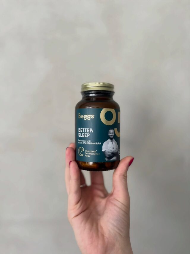 O hodinu víc spánku? 🕑 Zní to skvěle… až na to, že tělo se s tím obvykle nechce hned smířit.
Změna času totiž může pěkně rozhodit spánkový rytmus.
Když hlava ještě jede na letní režim, ale budík už zvoní podle zimního, může pomoct malý rituál před spaním — teplý čaj, ztišené světlo… a 💛 Beggs Better Sleep.
Obsahuje kozlík lékařský, chmel, mučenku a L-theanin – kombinaci, která přispívá k relaxaci a klidnému usínání.
Tak ať je přechod na zimní čas co nejjemnější. 😴✨
#doplnekstravy #BetterSleepBetterLife #lepsispanek #spanek #lifestyle #wellnesstips 
Doplněk stravy. Není určeno jako náhrada pestré stravy. Uchovávejte mimo dosah dětí. Doporučené dávkování a způsob užití naleznete na obale.